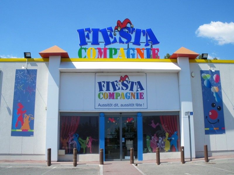 Enseigne lumineuse lettres boitier plexiglas pour Fiesta Compagnie l'univers de la fête à Plan de Campagne