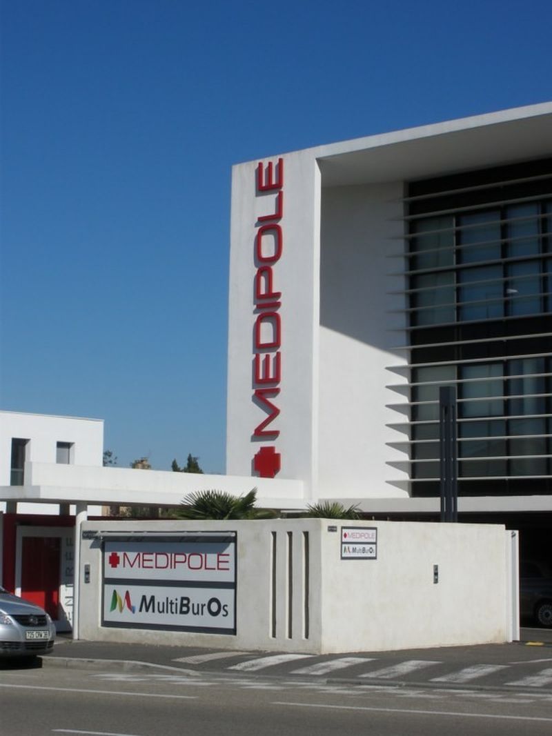 Fabrication de la signalétique en lettres boitier du centre médical MEDIPOLE en zone franche Urbaine d’Avignon.