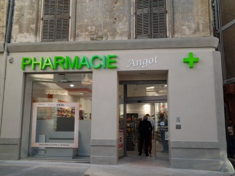 Enseignes lumineuses en boitier plexiglas à Apt pour la pharmacie ANGOT