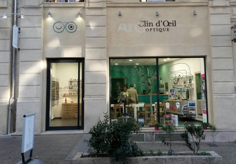 Fabrication et pose d'enseignes non lumineuses à Avignon pour Clin d'oeil Optique