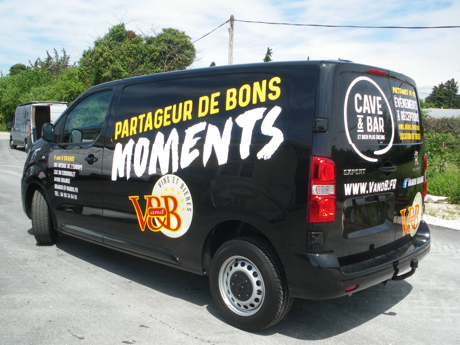 Décor en film adhésif sur véhicule professionnel