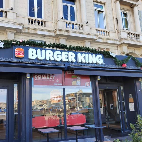 Enseigne lumineuse avec lettres et logo boitiers alu et plexiglas blanc diffusant rétroéclairées par des diodes LED avec lettrages et logo laqué en film adhésif teinté masse