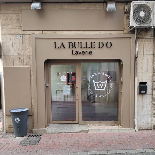 Enseigne en aluminium laqué.