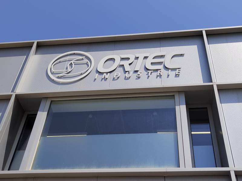 Zoom sur les lettres découpées sur le site de Martigues pour le groupe Ortec.