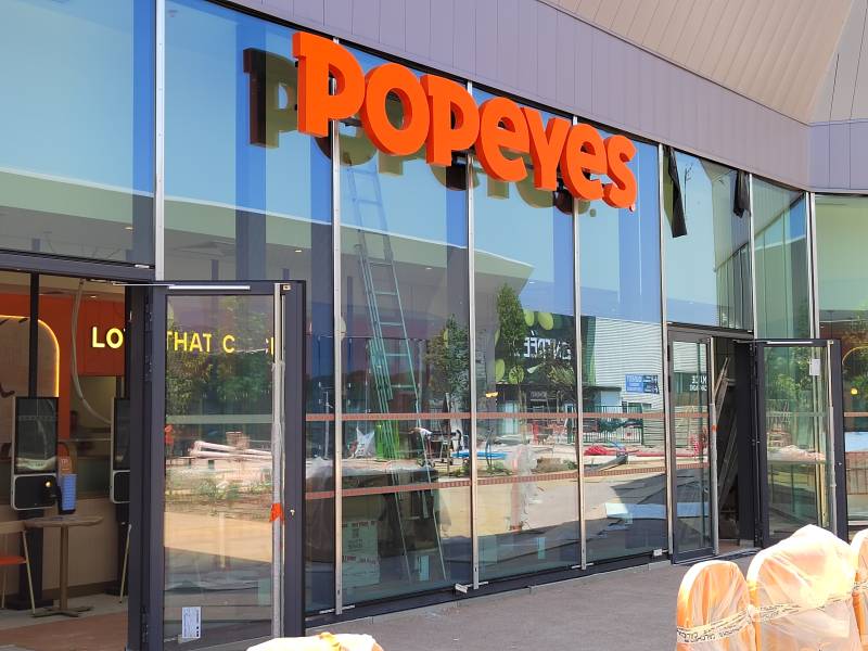 Enseigne lumineuse en lettres boitier à Plan de Campagne pour Popeyes.