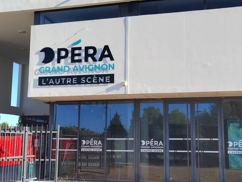 Lettres et tôle en aluminium, avec lettrage en découpe pochoir pour L'Autre Scène, à Vedène.