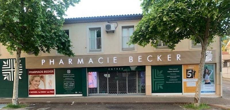 Bandeau en alu dibond 4 mm plié avec lettres lumineuses.