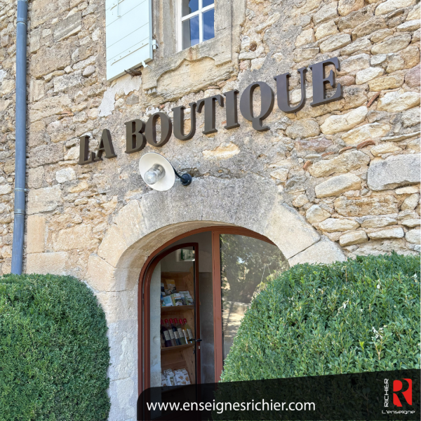 Réalisation de lettres boitier en aluminium matelbond à Oppède, dans le Luberon, pour le Domaine du Moulin Saint Augustin.