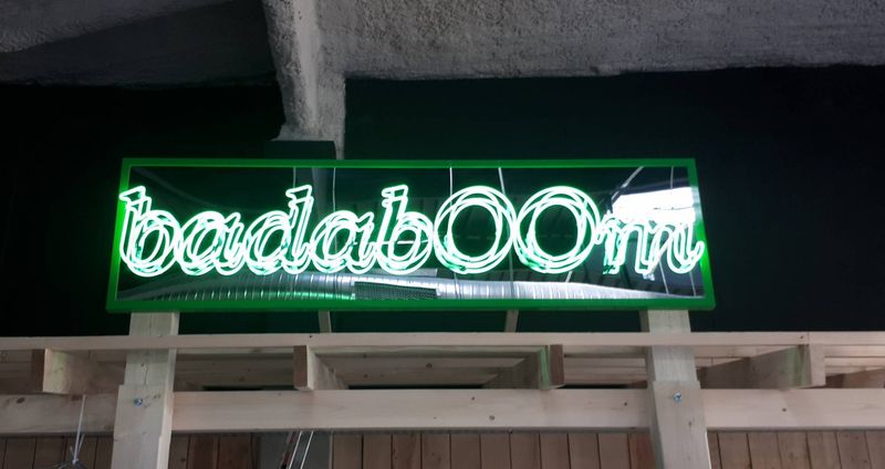 où trouver des lettres en tube néon dans le vaucluse