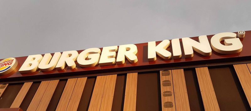 Lettres boitier plexiglas faces lumineuses et reliefs opaque éclairage par diodes blanches