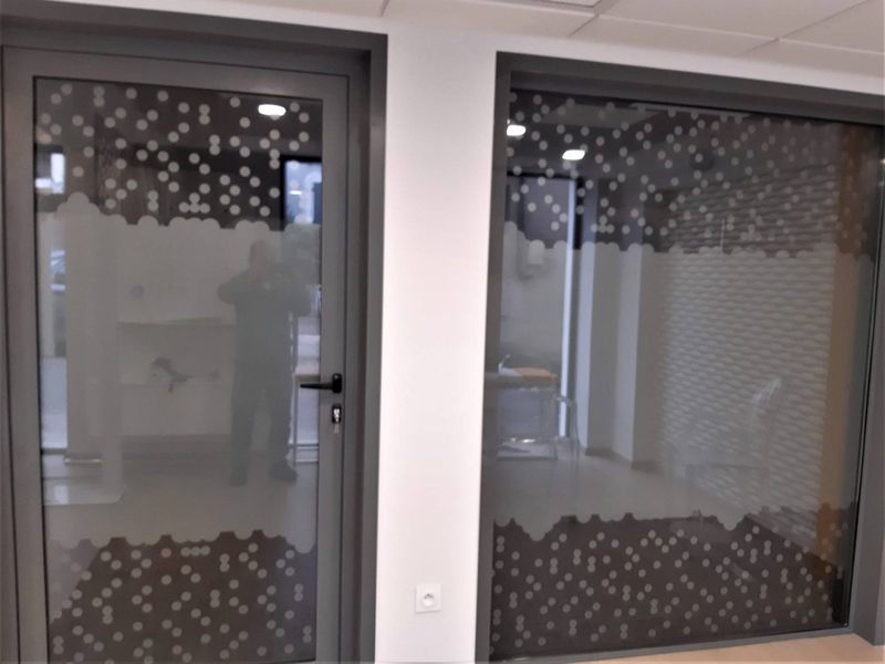 Décor de confidentialité pour portes vitrées en film adhésif dépoli.