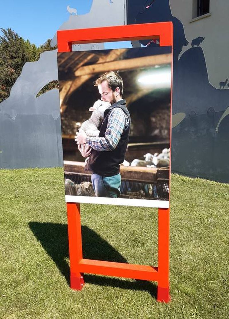 Fabrication et installation de totems et de décors adhésif pour le Musée FILAVENTURE à L'Isle sur Sorgue