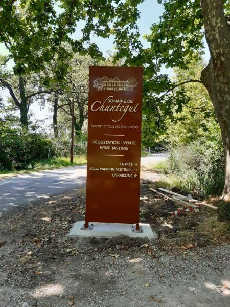 Totem compact créé pour le Domaine de Chantegut — une signalétique extérieure soignée qui valorise l’image du domaine viticole.