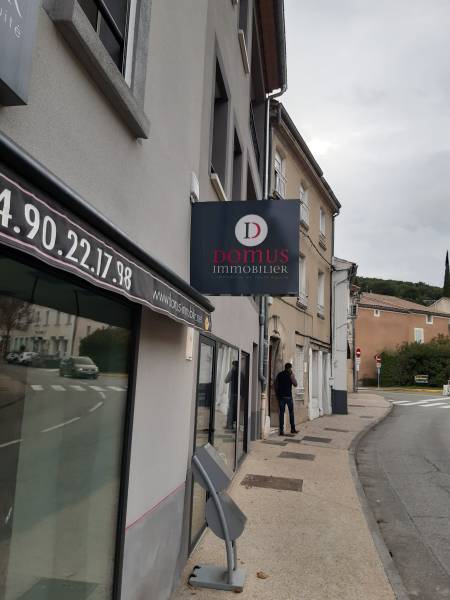 Caisson lumineux circulaire intérieur, avec logo “D” en relief sur fond blanc diffusant