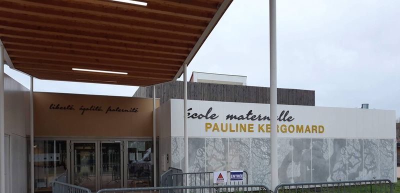 Lettres plates laquées sur tiges de fixation