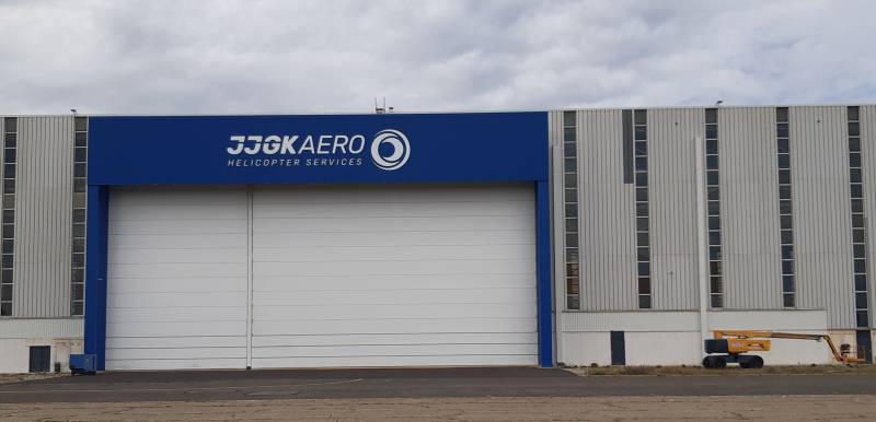 Lettres plate XXL sur façade de bâtiment indistriel