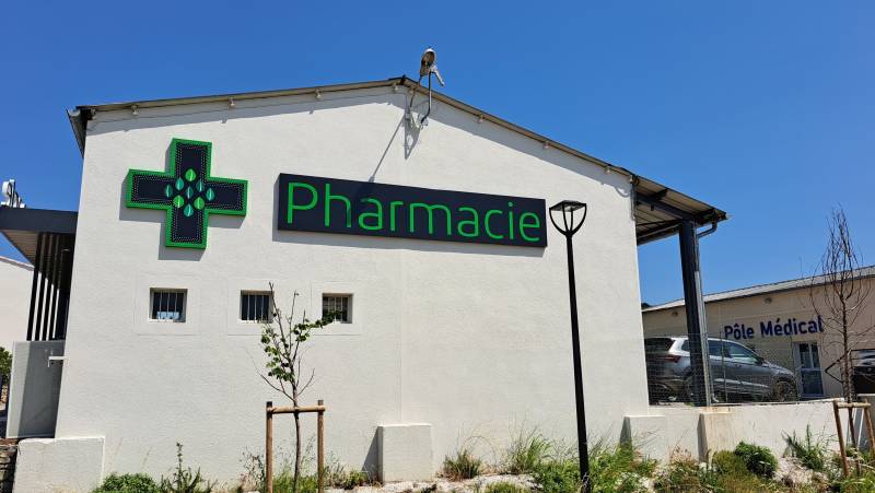 Croix de pharmacie animée et caisson lumineux