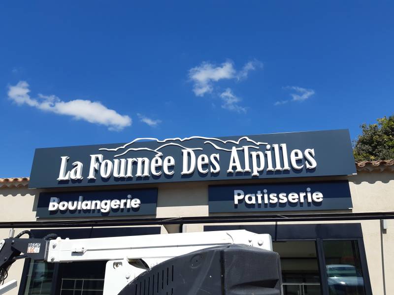 Lettres boitier aluminium lumineuses sur tôle tablette