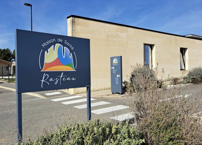 Panneau signalétique à Rasteau pour la maison de santé