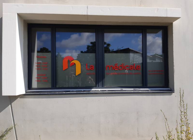 Vitrophanie en film adhésif dépoli + logo en adhésif teinté masse