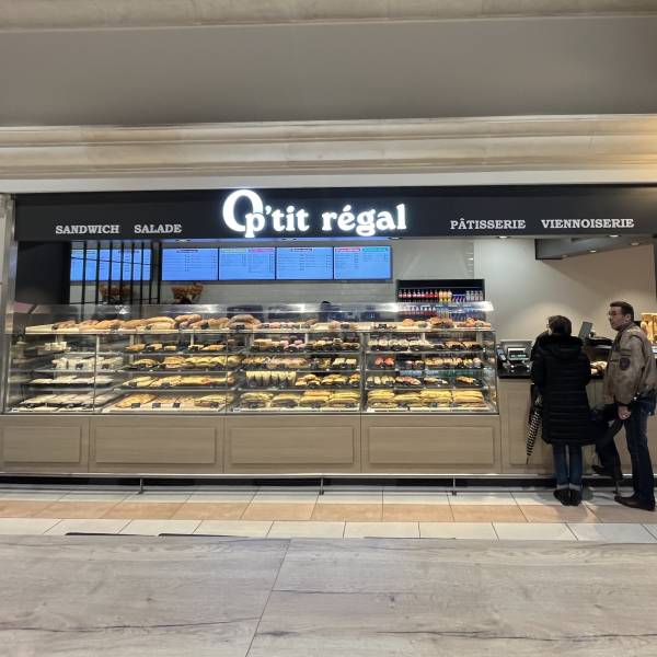 Lettres boitiers en plexiglas blanc diffusant avec fond en PVC, chant opaque et des faces lumineuses éclairées par des diodes.