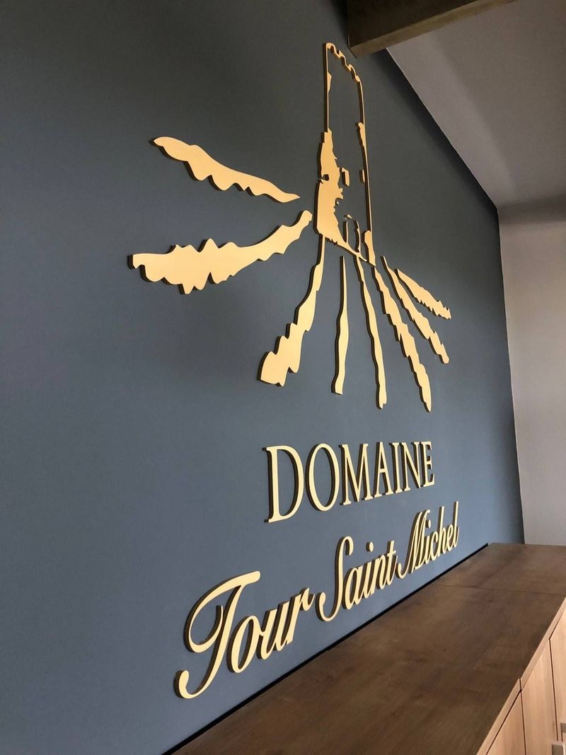 Logo en PVC compact 10 mm découpé à plat et laqué