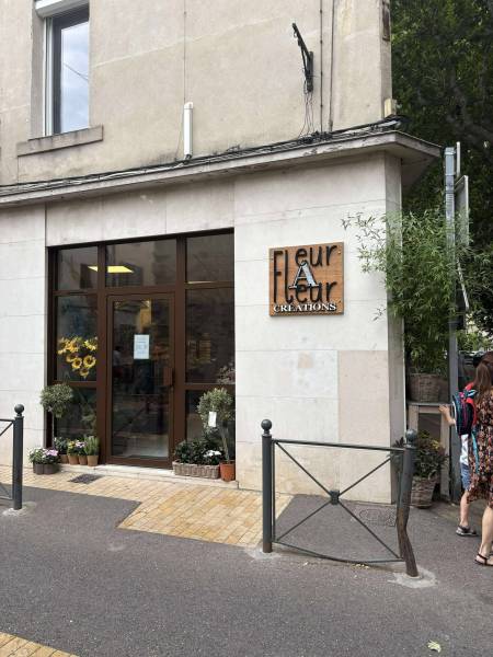 Enseigne à Carpentras pour Fleur à Fleur.