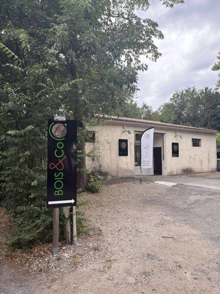 Panneaux en alumatelbond noir avec décor adhésif teinté dans la masse blanc et effet bois, pour Bois & co, à Carpentras.