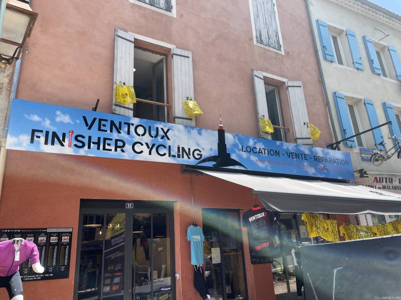 Panneau avec décor adhésif longue durée à Malaucène, pour Ventoux Finisher.