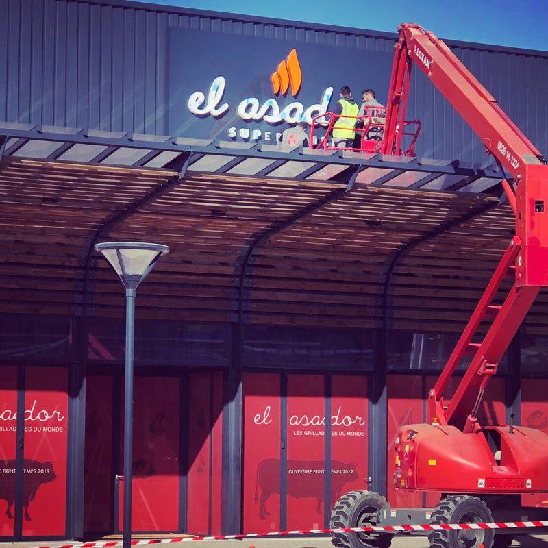 Pose des enseignes lumineuses avec une nacelle