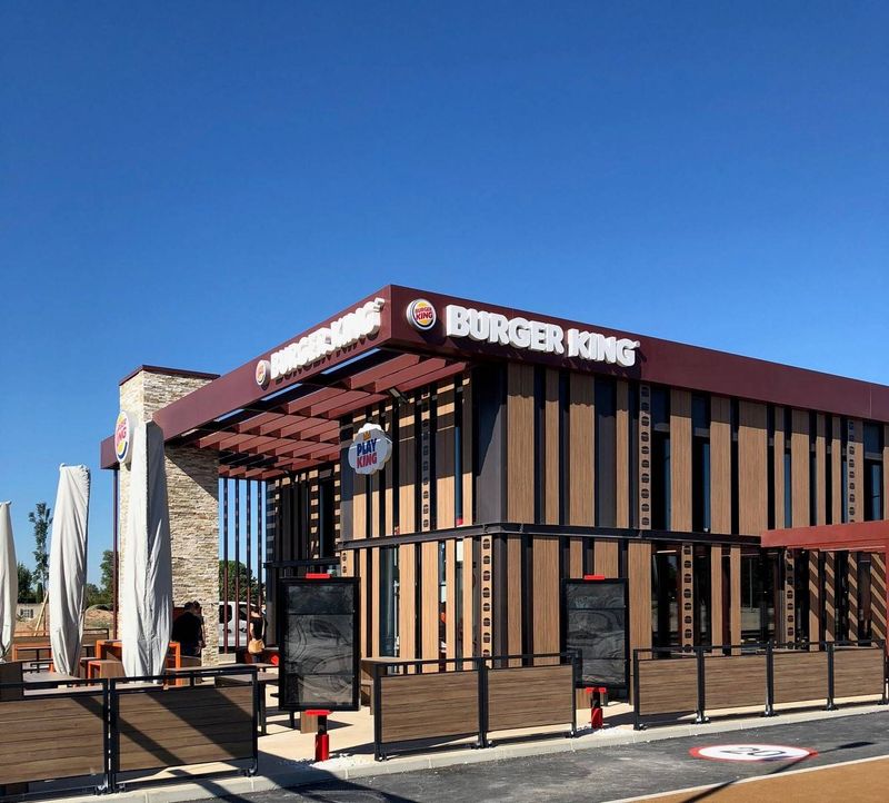 Fabrication des enseignes boitier et de la signalétique pour BURGER KING à Carpentras