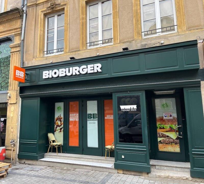 Enseigne drapeau double face en alu avec découpe pochoir sur les faces en plexiglas blanc diffusant, éclairées par des diodes.