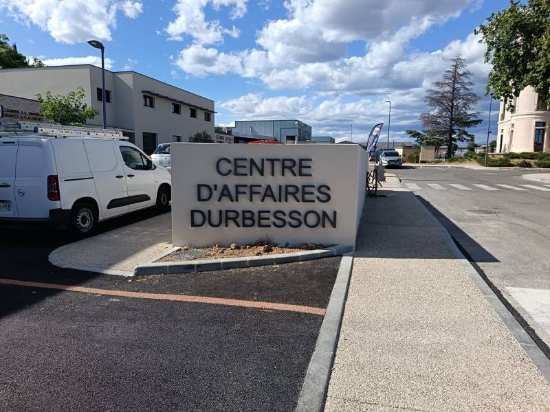 Lettres boitier avec faces et chants en aluminum pour le Centre d'Affaire Durbesson à Carpentas.