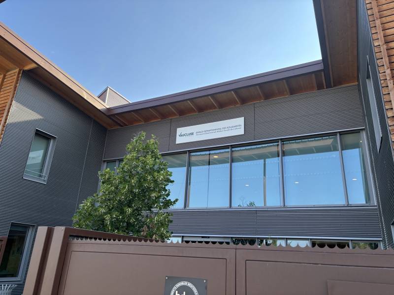 Enseigne en tôle tablette avec lettrage en adhésif vert et ocre pour la ville d'Apt, dans le Vaucluse.