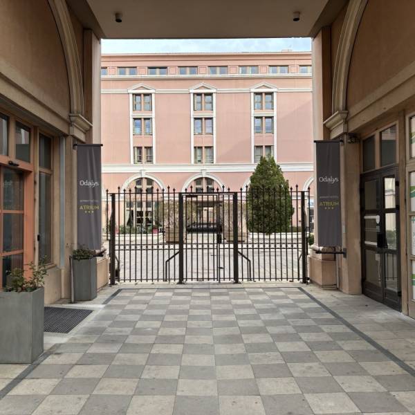 Deux kakémonos imprimés en quadri recto/verso sur bâche.