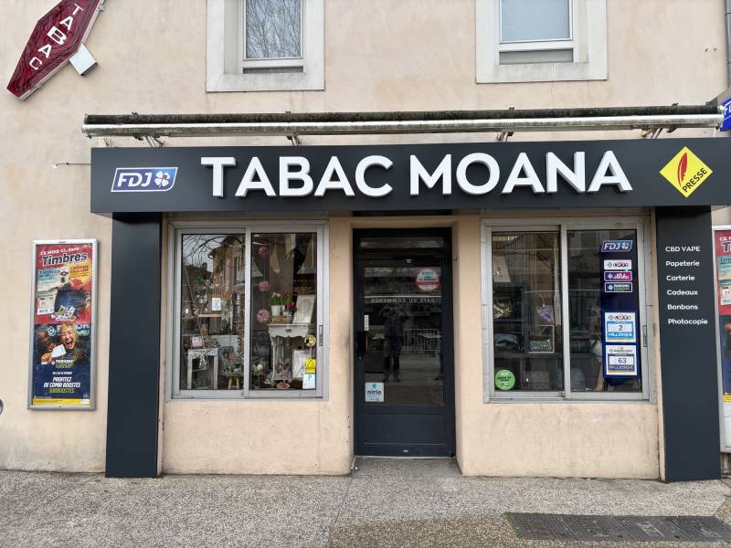 Devanture commerce en aluminium laquée et lettres boitiers en alu rétropéclairées, laquées en blanc.