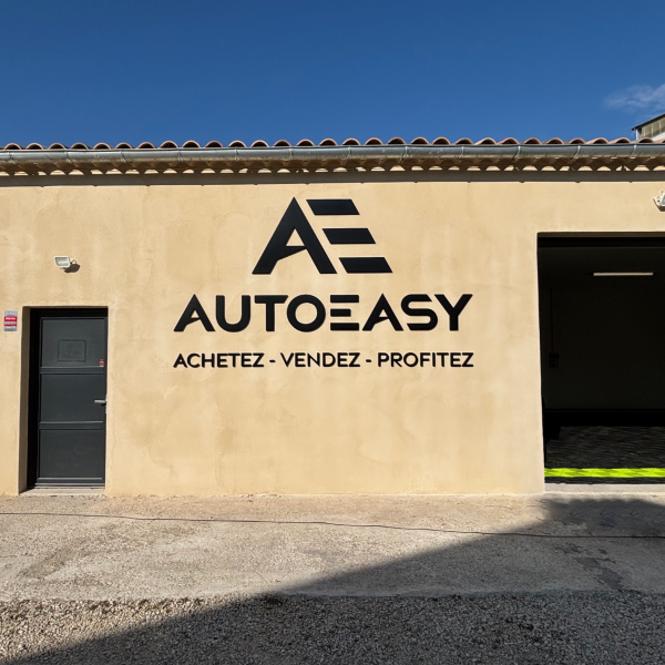 Lettres découpées en PVC.