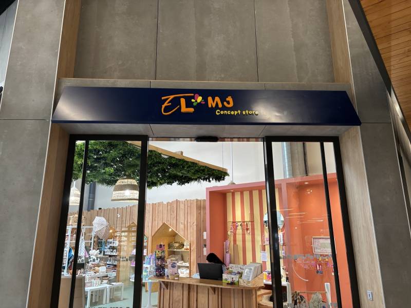 Lettres découpées en PVC compact avec finition satiné.