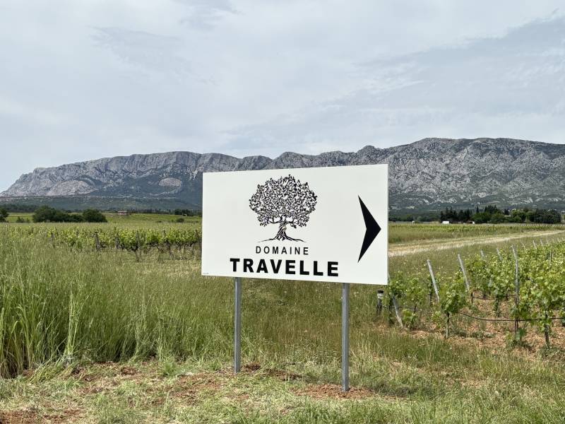 Panneau avec un décor adhésif pour le Domaine de Travelle à Puyloubier.