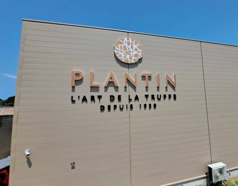 Lettres et logo en boitier plexiglas lumineux