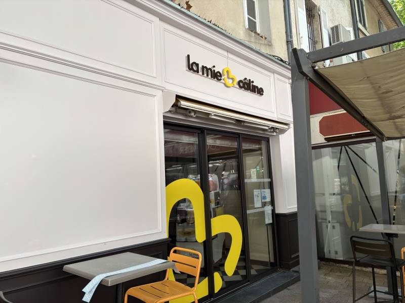 Enseigne lumineuse avec lettrage en PVC compact sur fond en plexiglas blanc diffusant à Carpentras pour La Mie Câline.