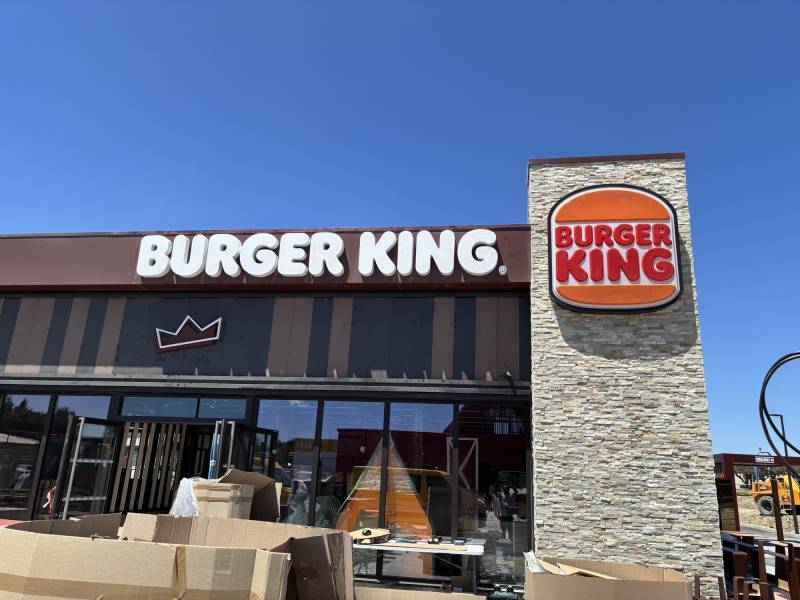 Enseigne lumineuse en lettres boitier plexiglas à Fos-sur-Mer, pour le groupe Burger King.