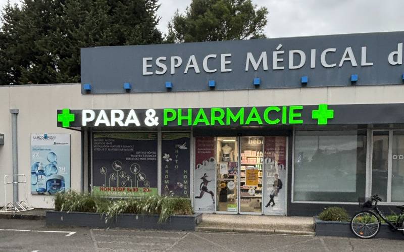 Enseigne lumineuse en lettres boîtiers plexiglas vert et blanc diffusant, texte “PARA & PHARMACIE”, relief 60 mm.