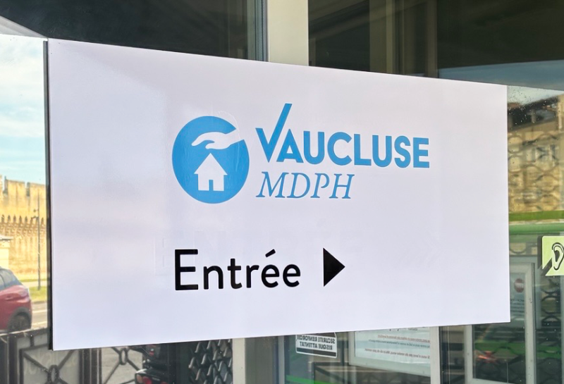 Plaque directionnelle extérieure – signalétique institutionnelle – design conforme à la charte du Département de Vaucluse