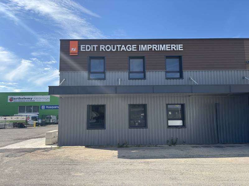 Pose enseigne lumineuse Edit Routage – lettres boîtiers plexiglas – installation façade Le Pontet