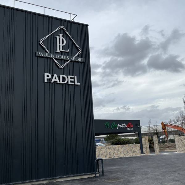 Enseigne avec logo en lettres boitiers avec face en plexiglas blanc diffusant, un relief en alu laqué blanc/or et avec fond en PVC et un éclairage intérieur par LEDS + lettrage en découpe pochoir sur tablette fond PVC et face en alu laqué.