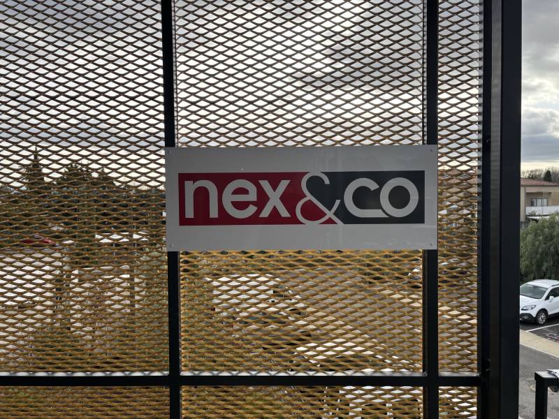 À L’Isle-sur-la-Sorgue, une signalétique intérieure et extérieure sur mesure pour NEX&CO