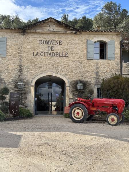 Textes directionnels posés dans les espaces intérieurs du Domaine de la Citadelle — lisibles, discrets, durables. Pour guider les visiteurs avec simplicité, dans le cadre exceptionnel du Luberon. Complément du projet “La Citadelle & La Royère”.