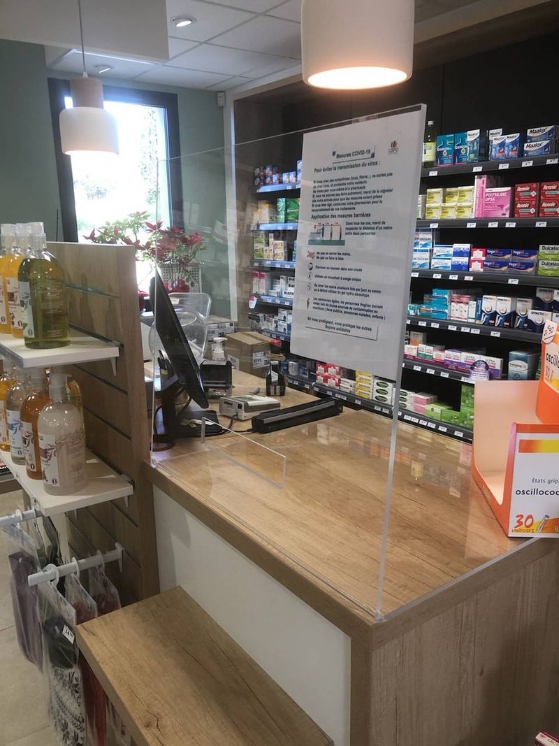 Protection en plexiglas Covid 19 pour pharmacien ou commerçants