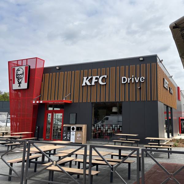 Lettres relief avec listel en alu laqué, et faces en plexiglas blanc éclairées par des LEDs + lettres relief laquées avec faces en plexiglas blanc diffusant, un fond en PVC et éclairées par LEDs + caisson avec face en plexiglas aux quatre angles cintrés, 